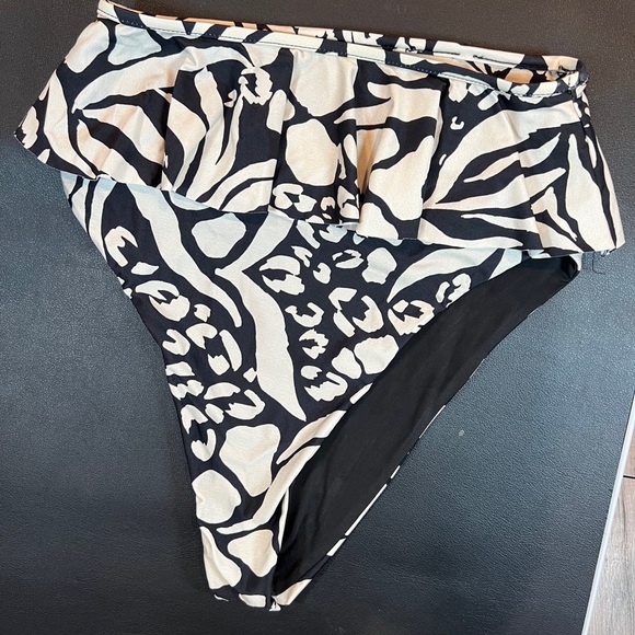 Beach riot ruffle swim bottoms - Picture 3 of 4